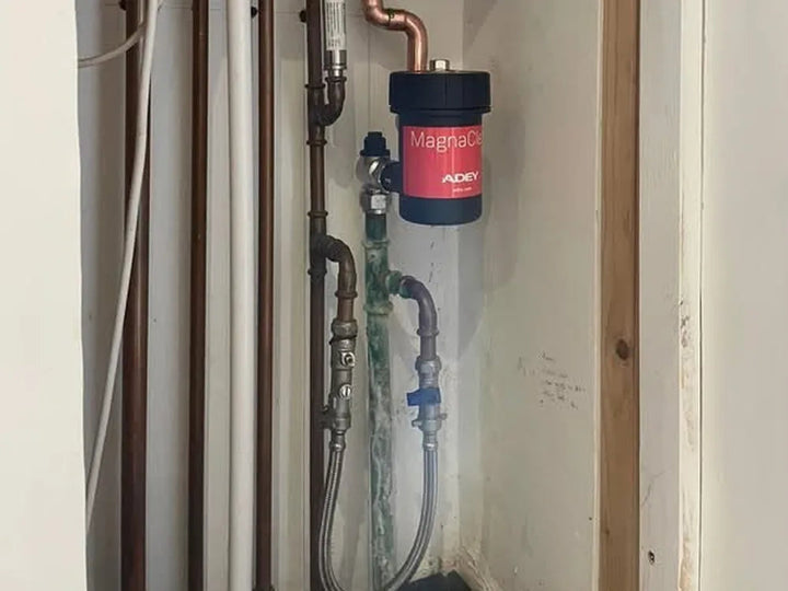 Magnetic system filter fitted on the heating return below a boiler